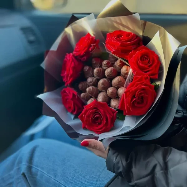 Клубничный букет с цветами "ChocoBliss" — «Клубничный букет с цветами ChocoBliss» — клубничный букет Dolce Sweets из 19 ягод клубники в молочном…